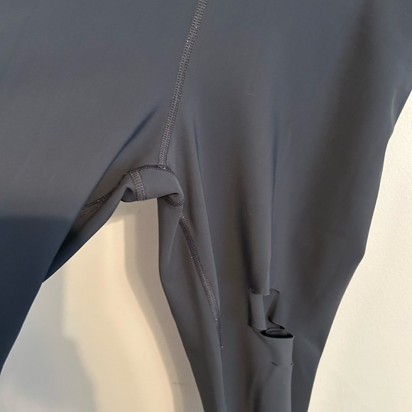 Alo Ripped Leggings - Picture 5 of 6